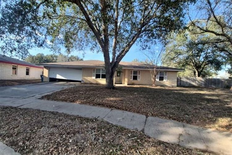1413 Las Palmas Cir Beeville, TX 78102, Bee County
