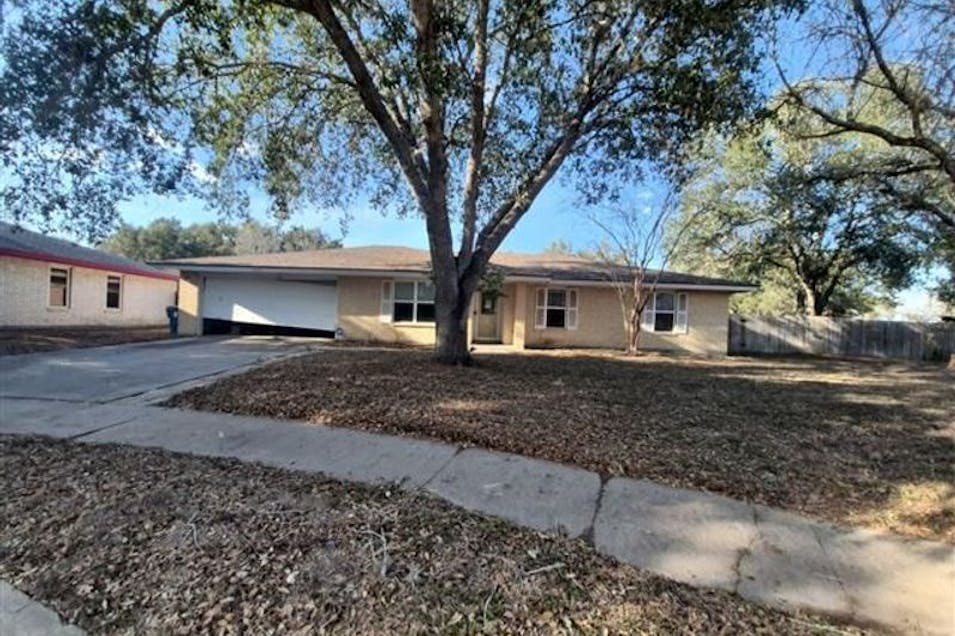 1413 Las Palmas Cir Beeville, TX 78102, Bee County