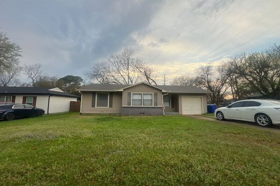 1526 N Binkley St Sherman, TX 75092, Grayson County