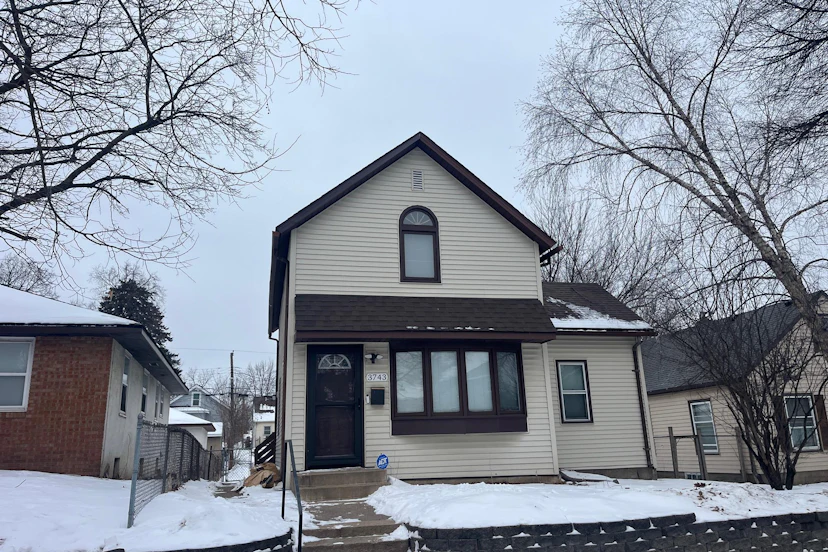 3743 Queen Av N