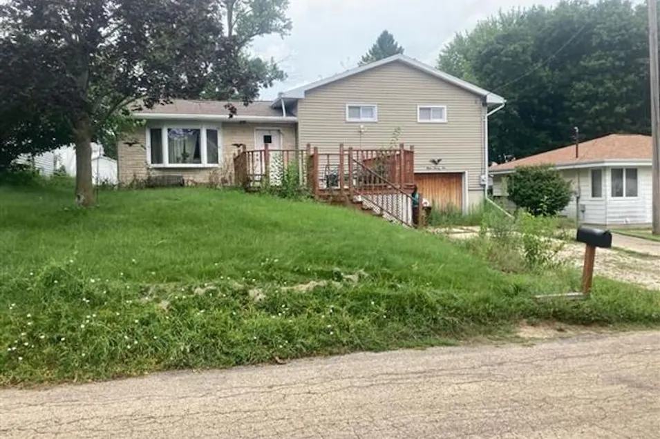 325 W Franklin St Lanark, IL 61046, Carroll County