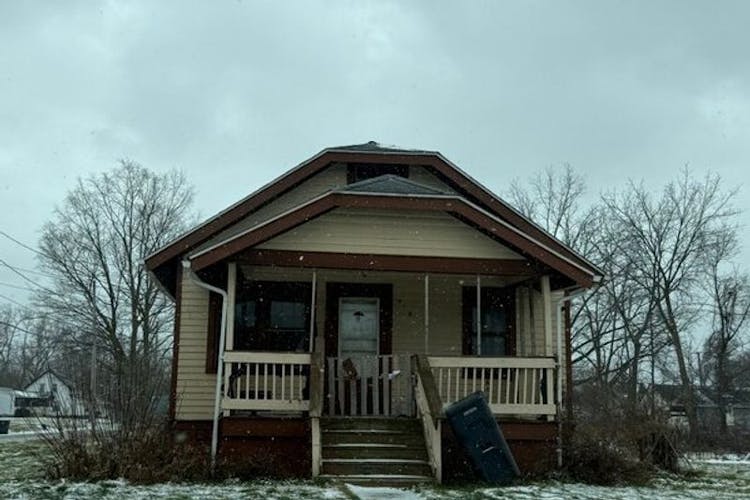 916 Lippincott Blvd Flint, MI 48503-5822, Genesee County