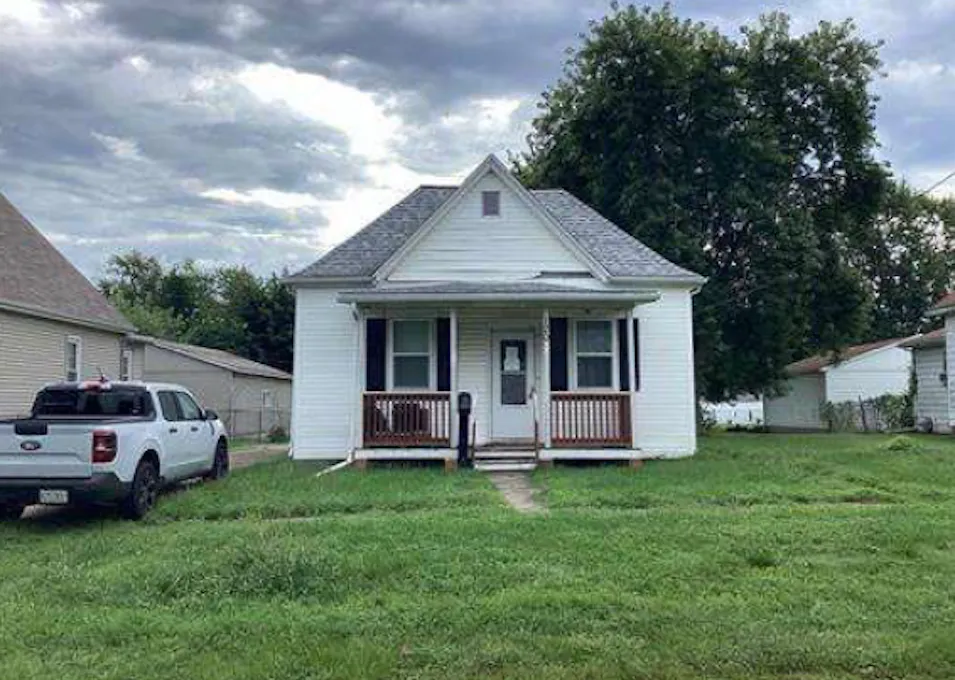 120 S Wilson St Clinton, IL 61727, De Witt County