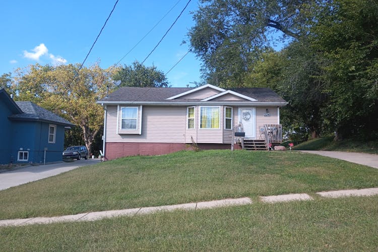 226 E Bell Ave Des Moines, IA 50315, Polk County