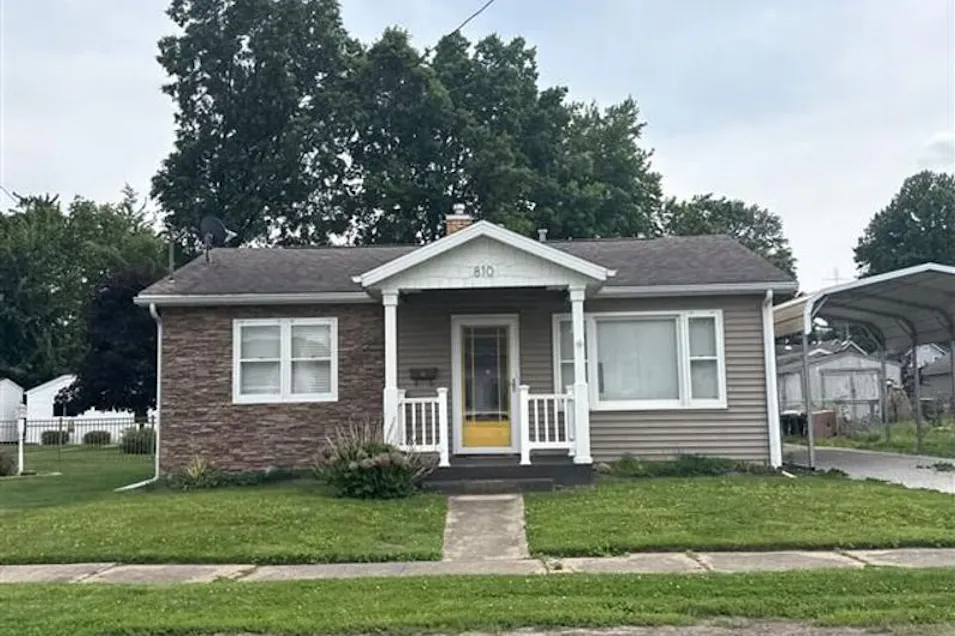 810 E Oak St Taylorville, IL 62568, Christian County