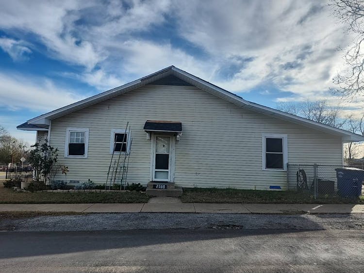 2550 W Clarendon Drive Dallas, TX 75211, Dallas County