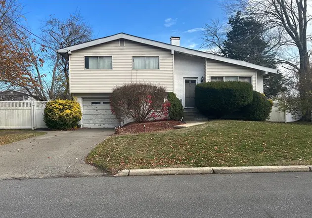 24th St, Deer Park, NY 11729