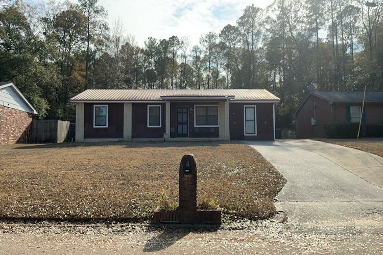 1806 12th St Phenix City, AL 36867, Russell County