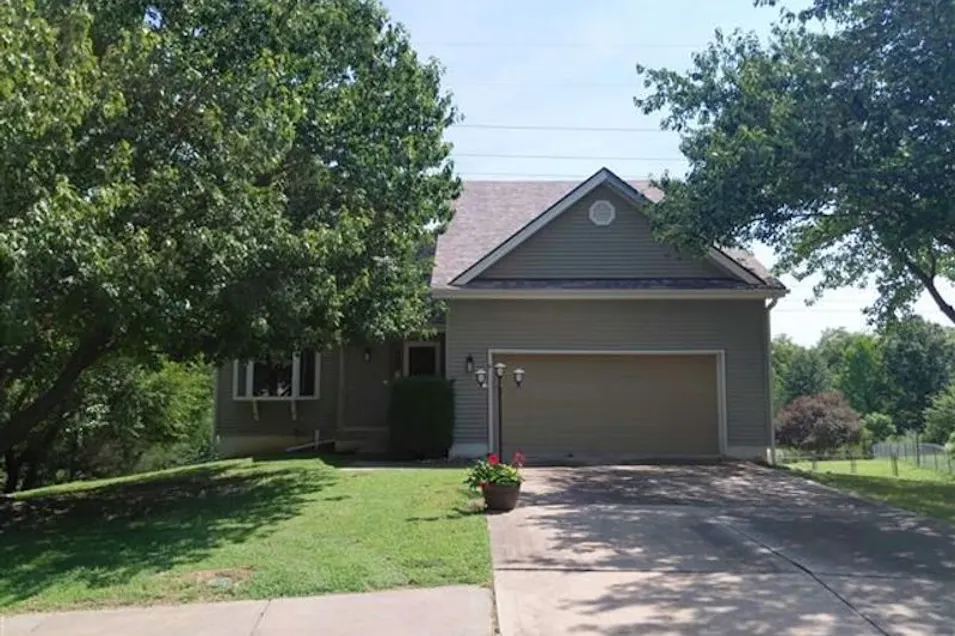 9 Sherry Ct Smithville, MO 64089, Clay County