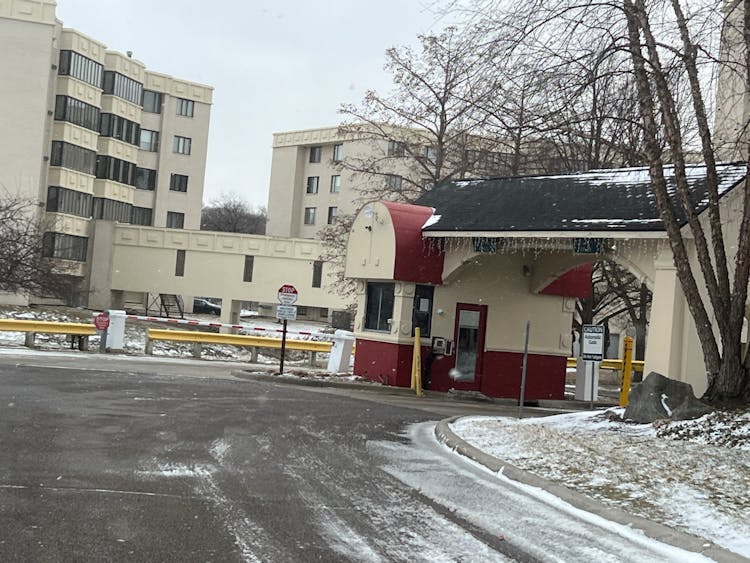 43100 12 Oaks Crescent Dr 4011 Novi, MI 48377, Oakland County