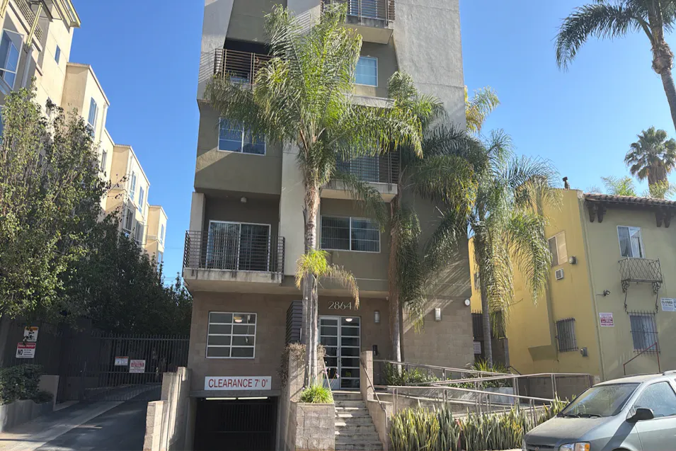 2864 Sunset Pl Apt 205 Los Angeles, CA 90005, Los Angeles County