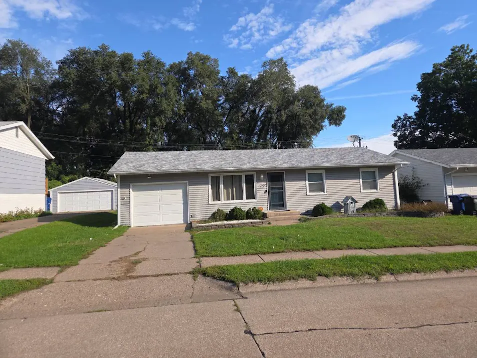 1422 E 35th St Davenport, IA 52807, Scott County