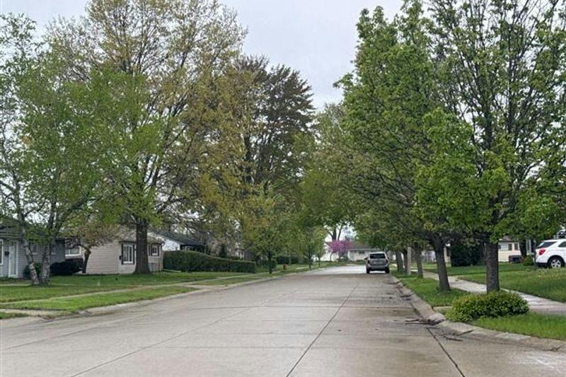Leland St, Roseville, MI 48066