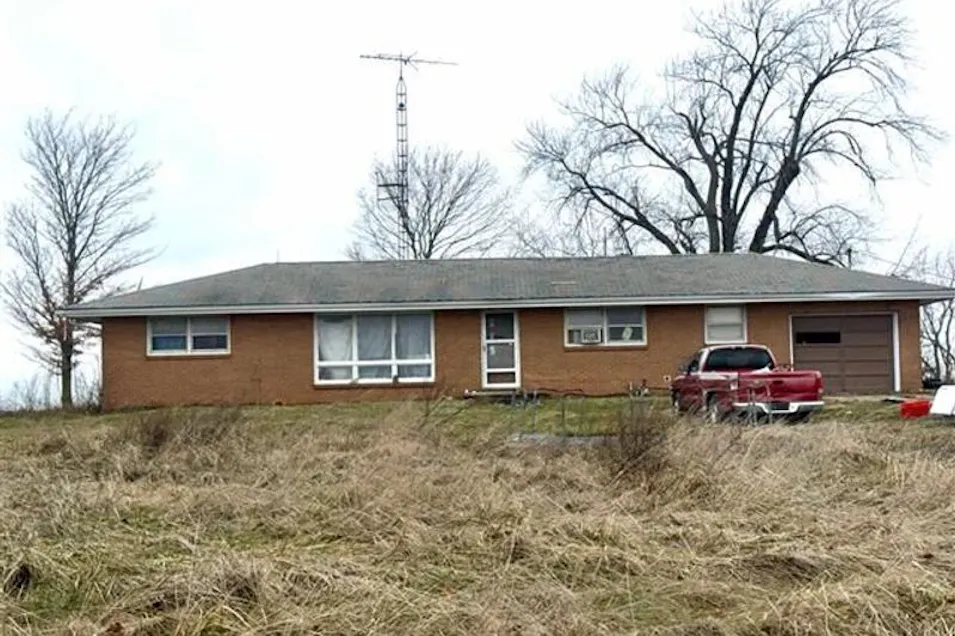 7821 North County Road 2150 Ea Ashmore, IL 61912, Coles County