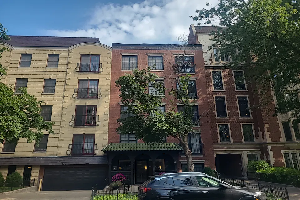 512 W Barry Ave 403 Chicago, IL 60657, Cook County
