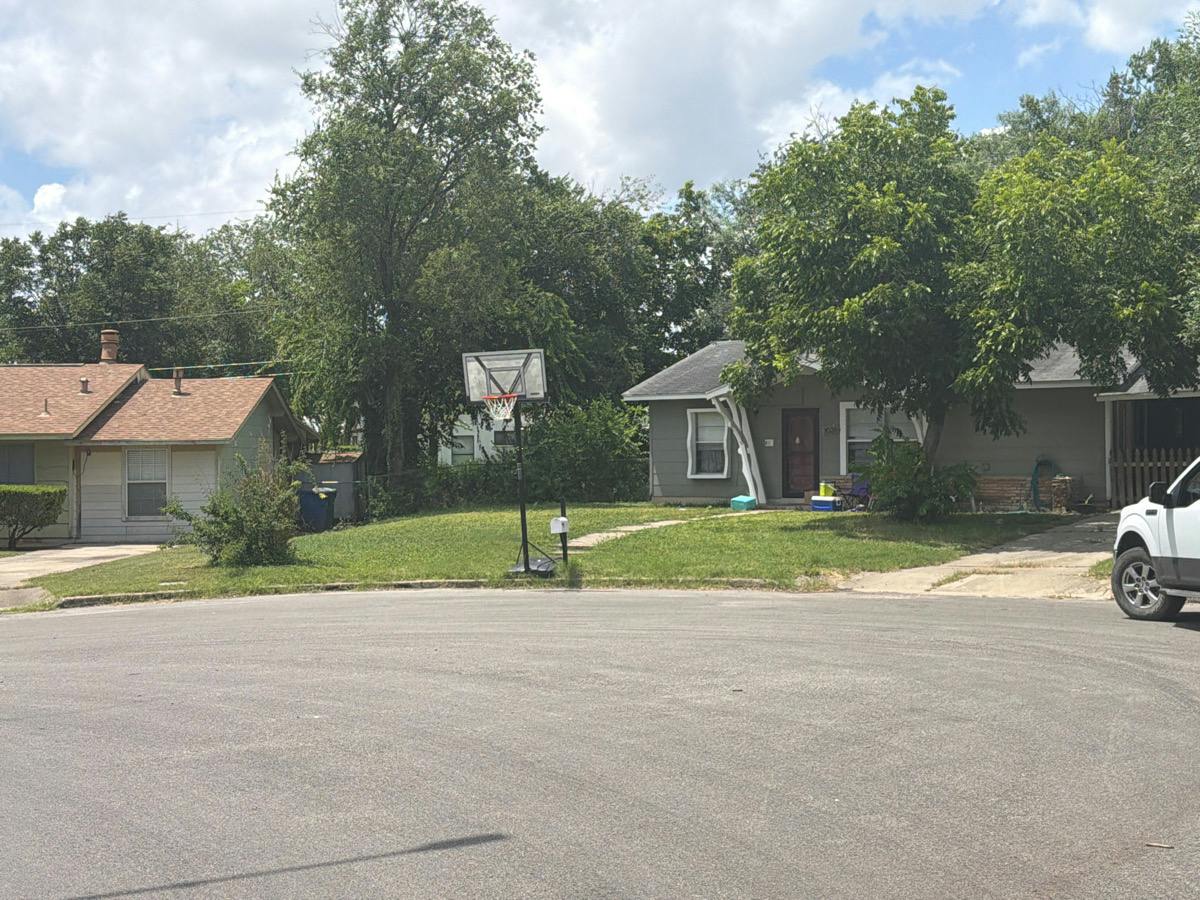 Robin Hill Dr, San Antonio, TX 78230