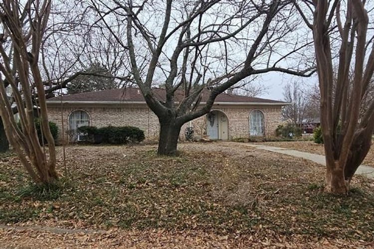 105 W Hopper St Alvarado, TX 76009, Johnson County