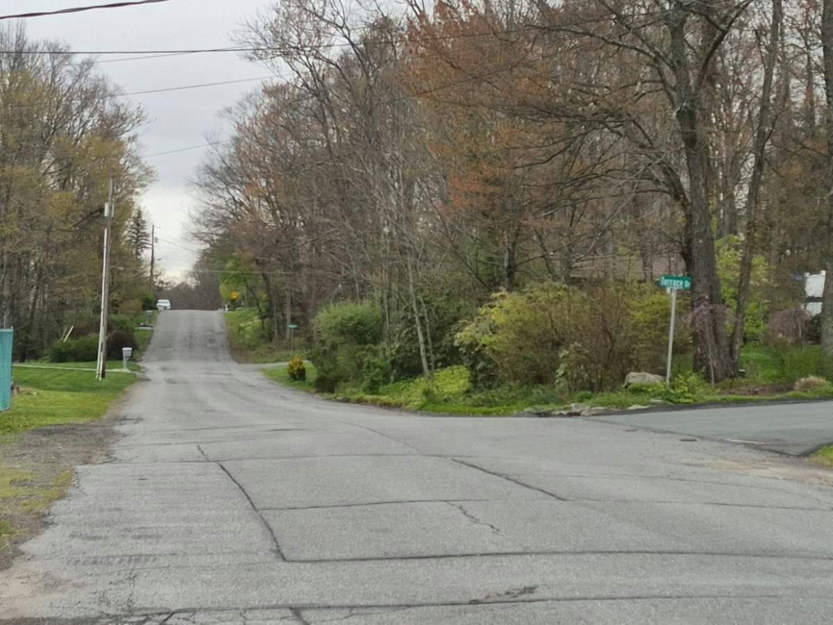 Circle Dr, Roaring Brook Twp, PA 18444