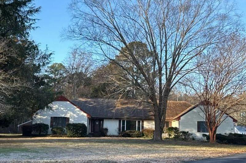 Keith Ave, Kilmarnock, VA 22482