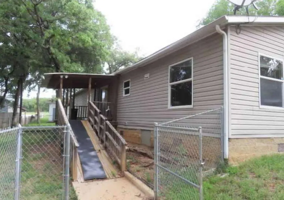 100 Live Oak St Azle, TX 76020, Parker County