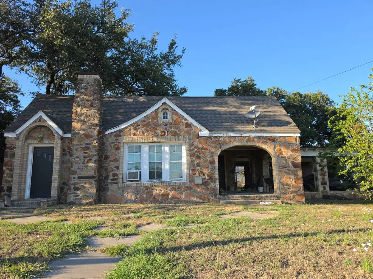 Central Ave, Comanche, TX 76442