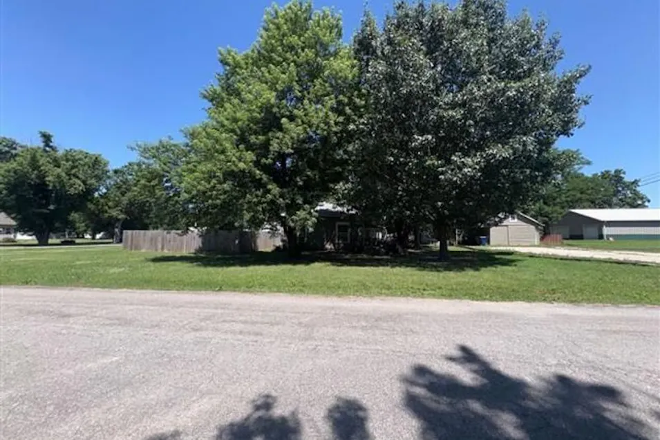 118 N Chestnut St. Douglass, KS 67039, Butler County