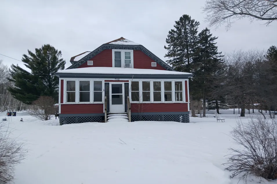 702 N 15th St Gladstone, MI 49837, Delta County