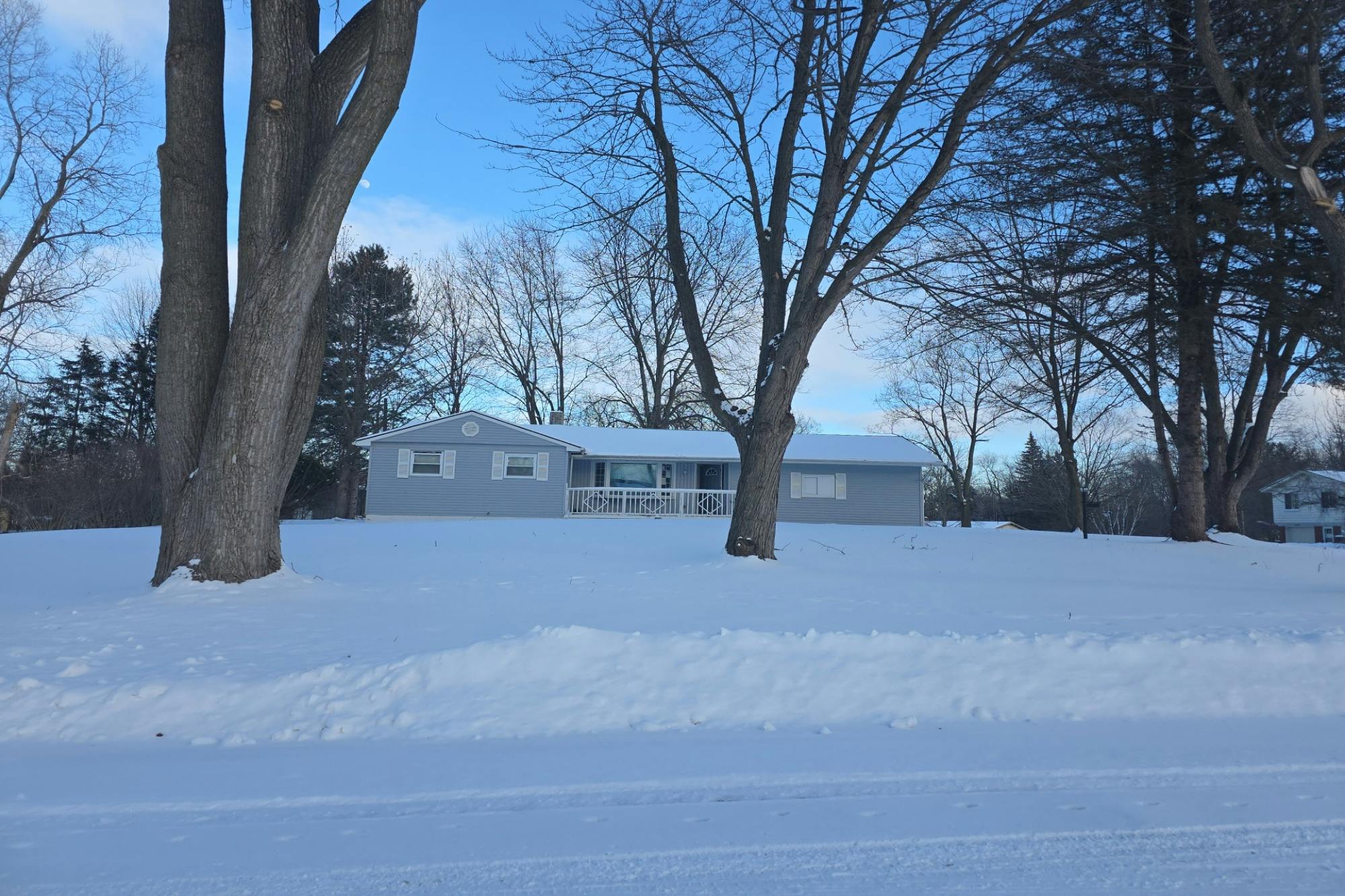 Hillside Dr, Flint, MI 48532