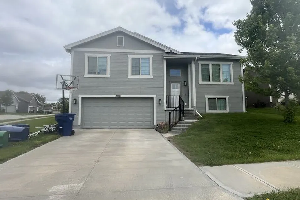 7809 N 82nd St Omaha, NE 68122, Douglas County