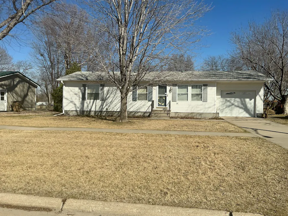 206 9th St Aurora, NE 68818, Hamilton County