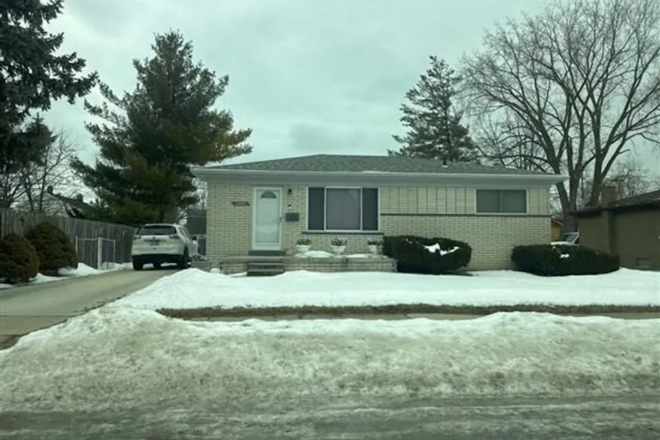 25888 Carl St Roseville, MI 48066, Macomb County