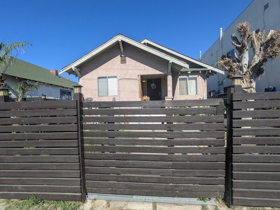 257 West 42nd Street Los Angeles, CA 90037, Los Angeles County