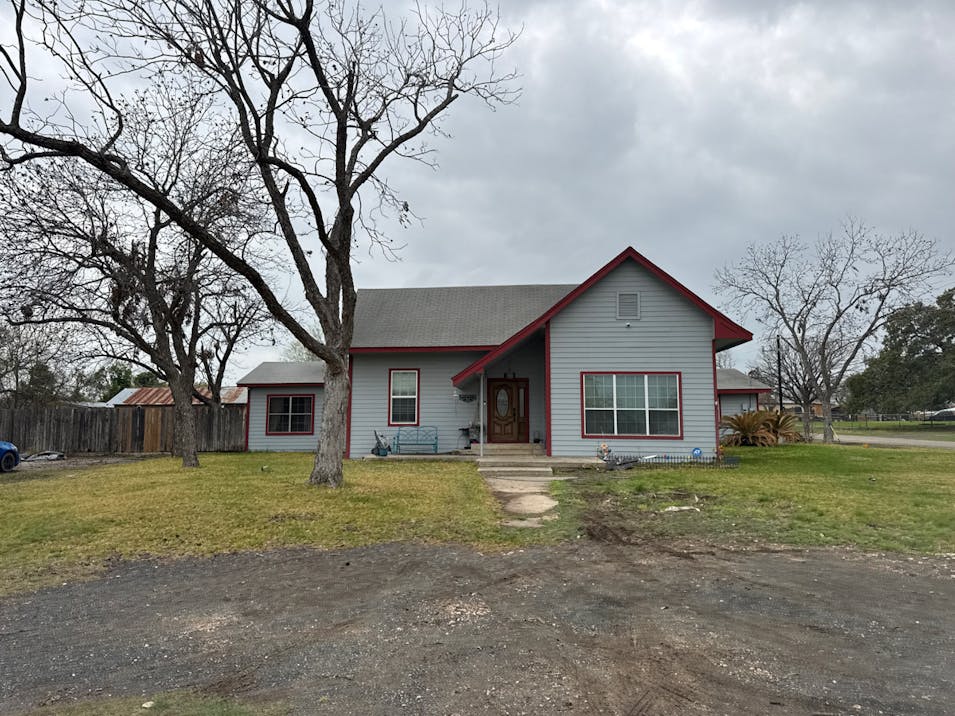205 S. San Antonio Street Sabinal, TX 78881, Uvalde County