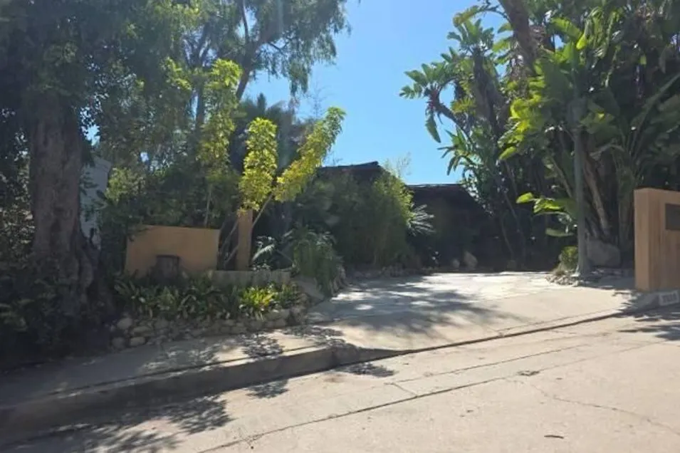 7026 Senalda Road Los Angeles, CA 90068, Los Angeles County