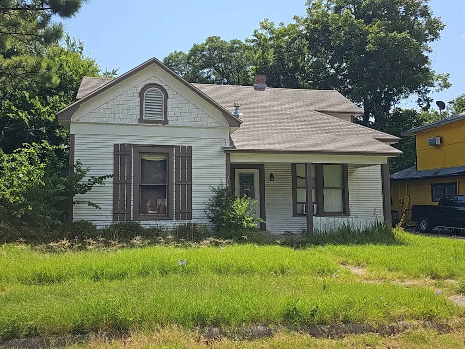 215 S Buffalo Ave Cleburne, TX 76033, Johnson County