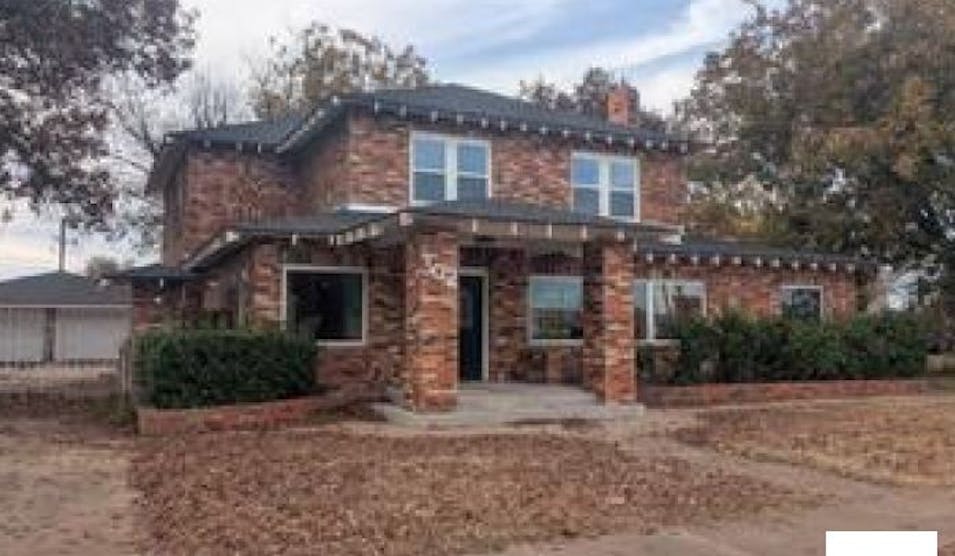 302 S 6th St Chickasha, OK 73018, Grady County