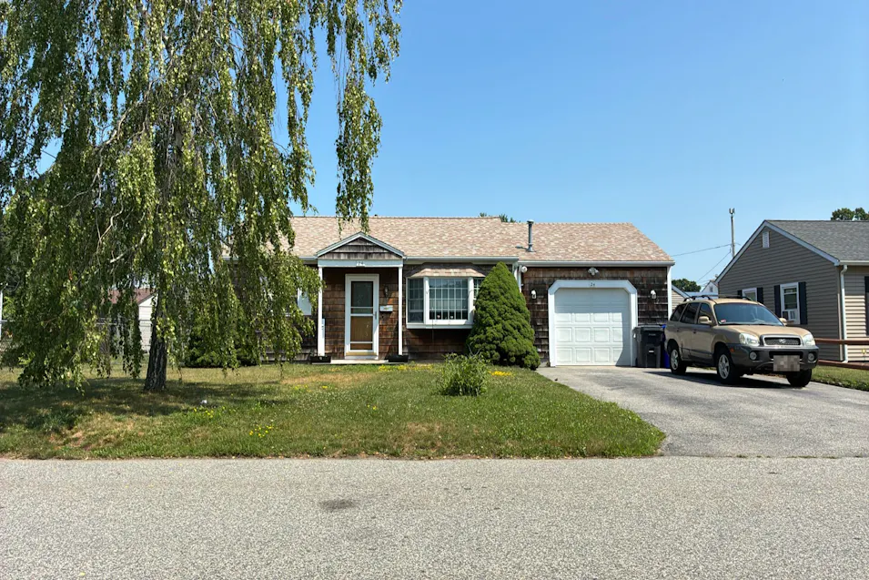 24 Leroy Drive East Providence, RI 02915, Providence County