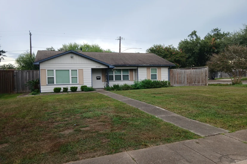 1102 Bay Oaks Rd