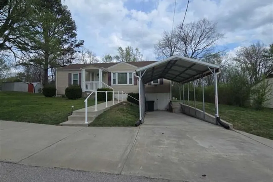 956 Center St Pacific, MO 63069, Franklin County