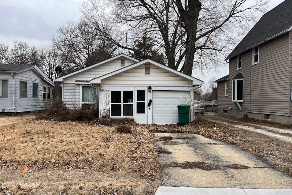 152 N. Oak Street Farmington, IL 61531, Fulton County