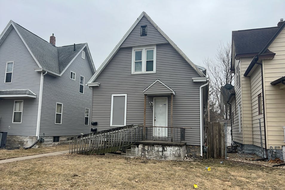 911 C Ave NW Cedar Rapids, IA 52405, Linn County