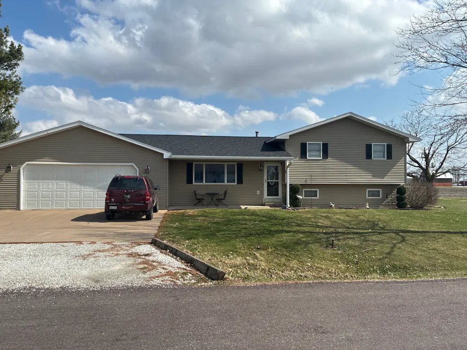 300 4th St Carthage, IL 62321, Hancock County