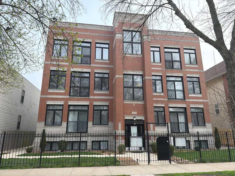 633 E Bowen Ave 3w Chicago, IL 60653, Cook County