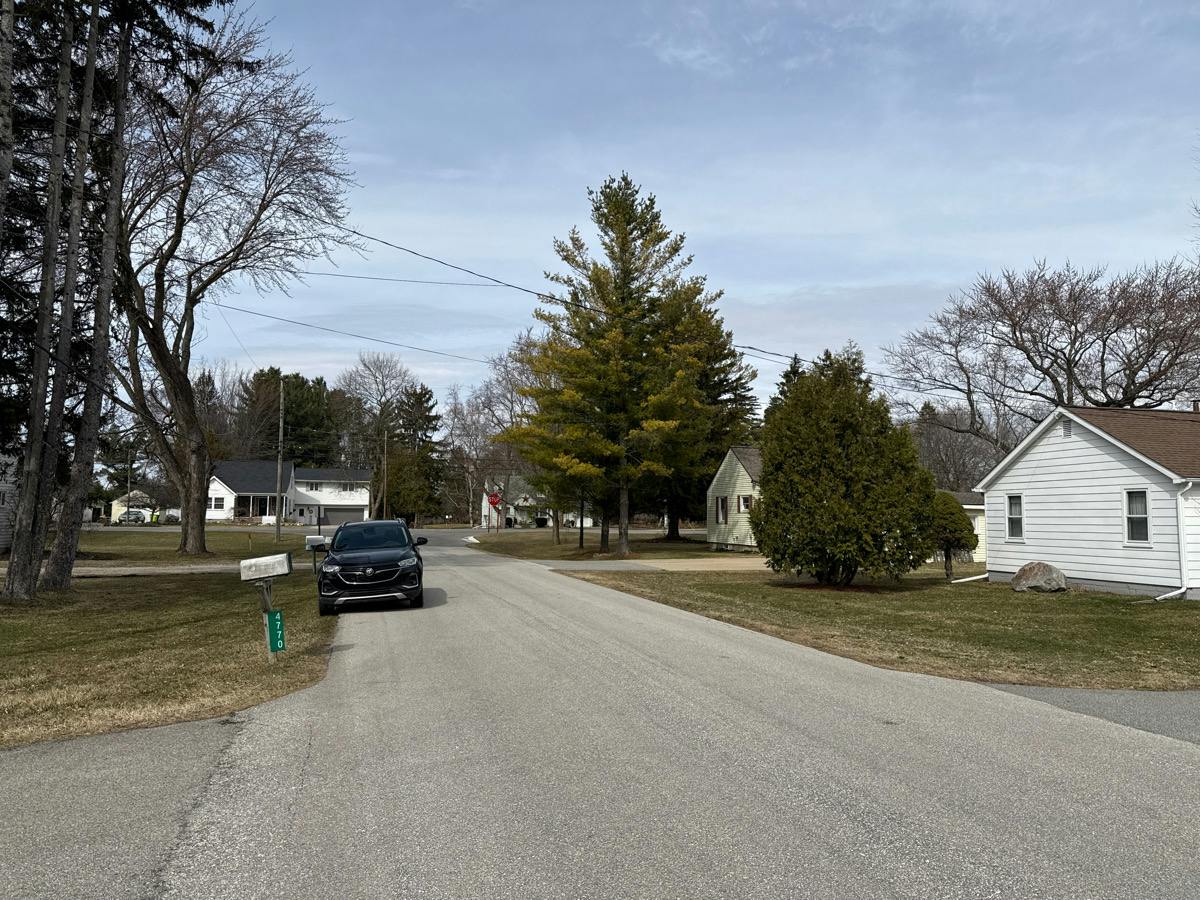 Raymond Rd, Midland, MI 48642