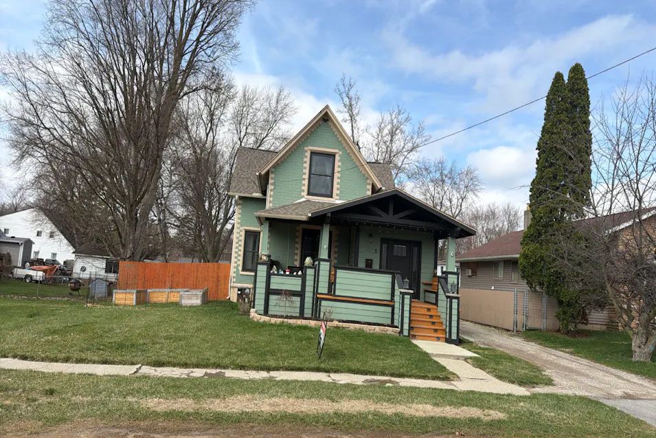 411 3rd St Fenton, MI 48430-1940, Genesee County