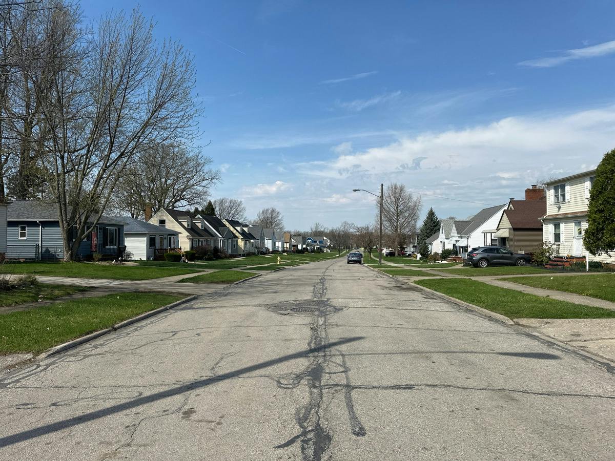 Pinegrove Ave, Parma, OH 44129