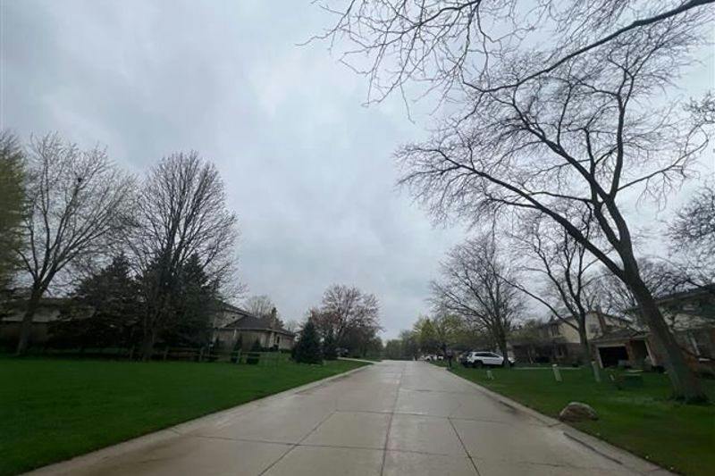 Bedford Dr, Northville, MI 48167