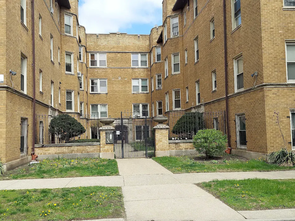 2214e 70th St 2n Chicago, IL 60649, Cook County