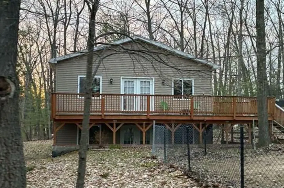 143 Desoto Ave Houghton Lake, MI 48629-9129, Roscommon County