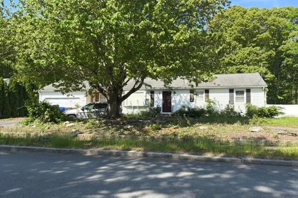 49 Estrell Drive East Providence, RI 02915, Providence County